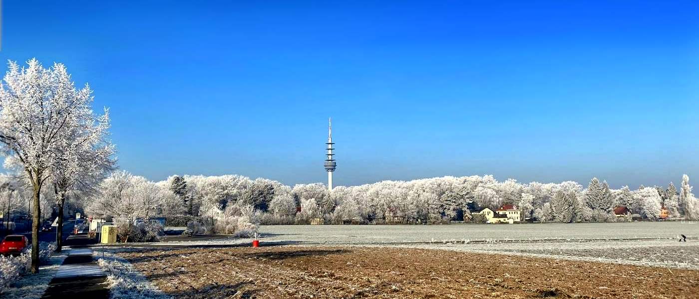 Winterbild Telekom Fernmeldeturm in Leipzig Holzhausen